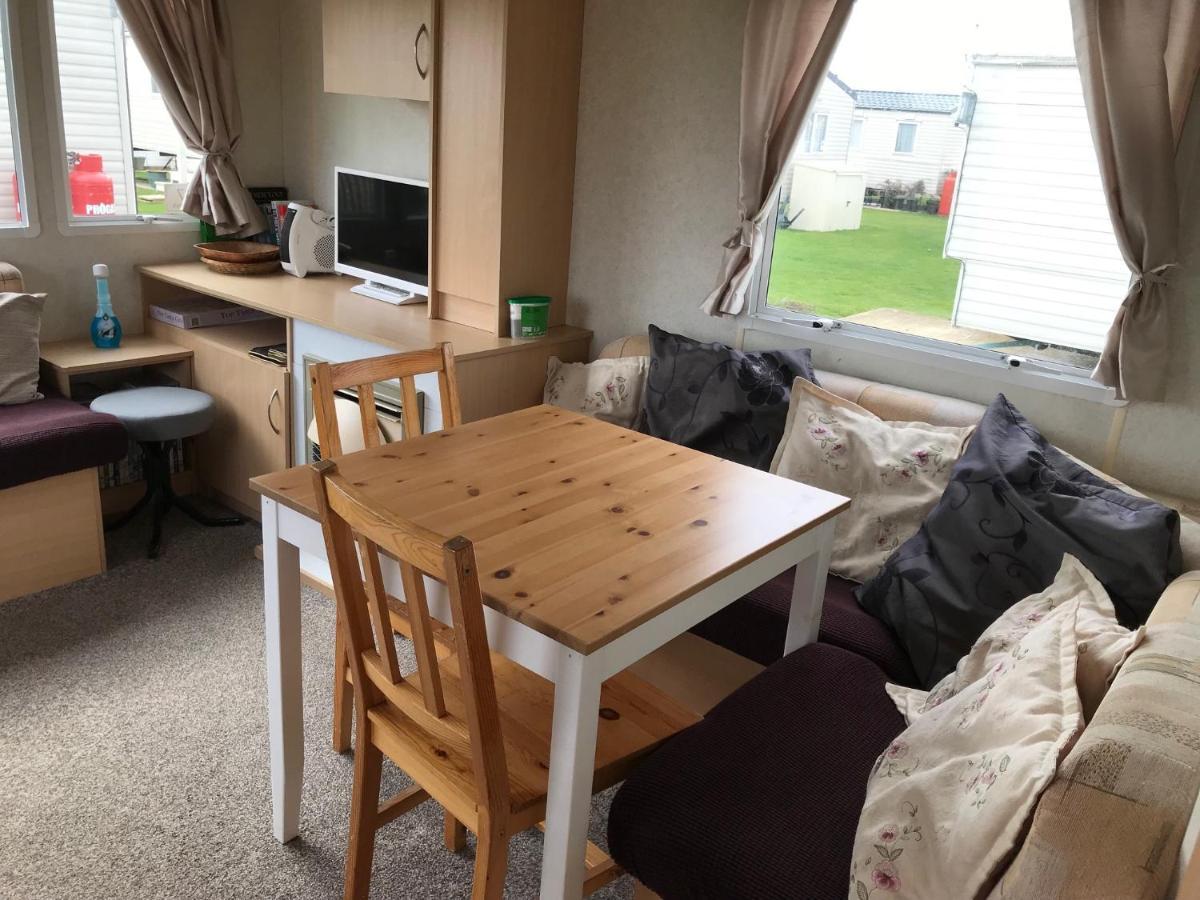 Dotty By The Sea, 27 Bw, St Osyth Beach - Price Is Whole Caravan With Field Views Villa Saint Osyth Exterior photo